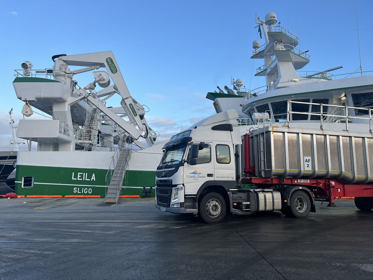 SkipperExpo's tweet photo. Great to get away from the desk to promote #skipperexpos 
Pumping mackerel, Killybegs pier at weekend. 
Irish Skipper Expo - 10 days to go. See you there on Fri 23rd - 10am - 6pm &amp; 
Sat 24th Feb - 10am - 4pm
Venue: UL Sport, Limerick V94XT66
Sponsors @BordIascMhara @_Arachas_ https://t.co/jvSV6adc32