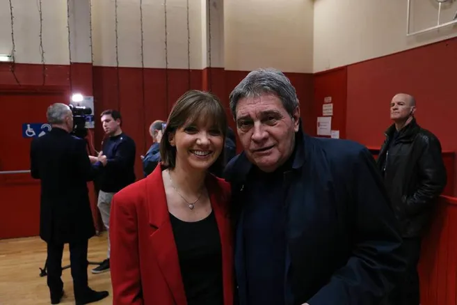 Alain Dorval, voix de Stallone et père de la députée Aurore Bergé, est décédé des suites d'un cancer. J'ai eu la chance de le rencontrer à plusieurs reprises, sa sympathie et sa générosité m'avaient marqué. Il était envoutant au moment d'évoquer son métier et sa carrière. RIP 🙏