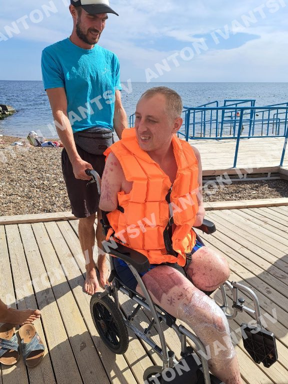 Поширьте будь ласка

Друзі давайте за сьогодні спробуємо добити Антону на банку  900 000 гривень. Хлопець втратив 3 кінцівки виконуючи бойове завдання під Бахмутом.

Ми зобовʼязані йому допомогти❤️

Монобанка
send.monobank.ua/jar/7epW5tMCiz

PayPal:
alona.ivantsiv13@gmail.com