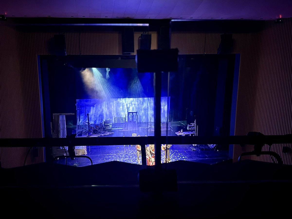 İyi bir oyun nasıl kötü tasarım ve işletme ile izlemesi işkence haline gelir. 
AKM Tiyatro Salonu Balkon birinci sıra koltuk 17-18 120224. Bu koltuğu lütfen kimseye satmayın hatta bu ilk sırayı tümüyle iptal edin! Ya da o korkuluğu oradan kaldırın. <a href="/AkmIstanbul/">Atatürk Kültür Merkezi</a> <a href="/TabanliogluNews/">TabanliogluNews</a>