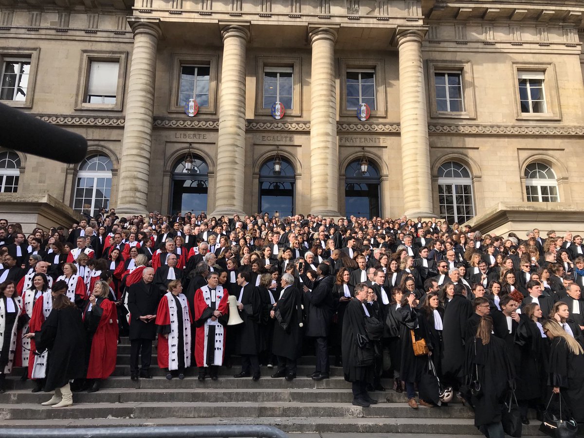Plumedaliocha's tweet photo. L’hommage à Badinter du barreau de Paris https://t.co/MEcGobYgGW