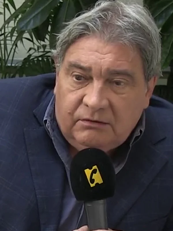 allocine's tweet photo. Nous apprenons avec tristesse le décès d'Alain Dorval, qui s'est éteint à l'âge de 77 ans. 

Il était notamment connu pour être la voix française de Sylvester Stallone. https://t.co/Y1bxhS8AI4