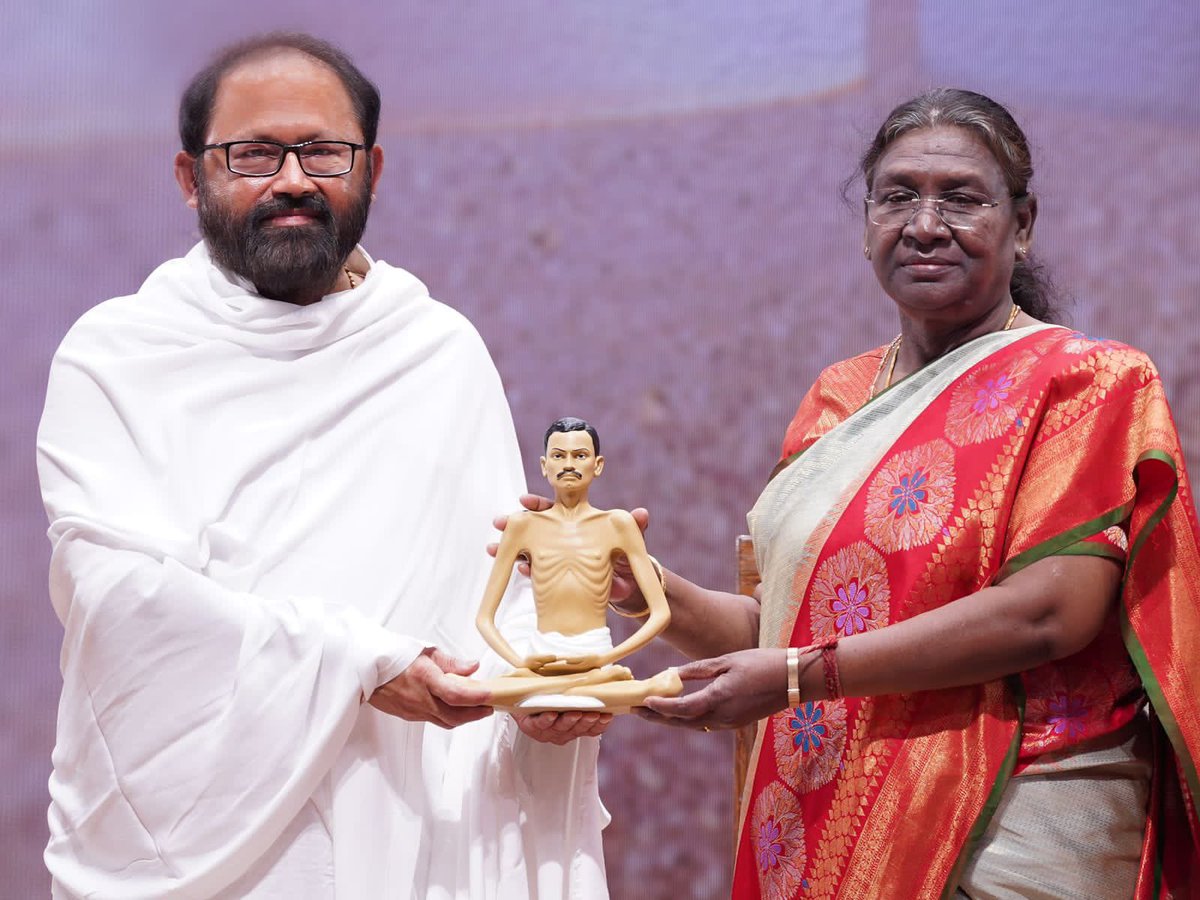 A historic convergence unfolds as President Droupadi Murmu visits @SRMDharampur, founded by Pujya Gurudevshri, symbolizing the unity of spiritual values and governmental leadership.
#PresidentHonoursShrimadji