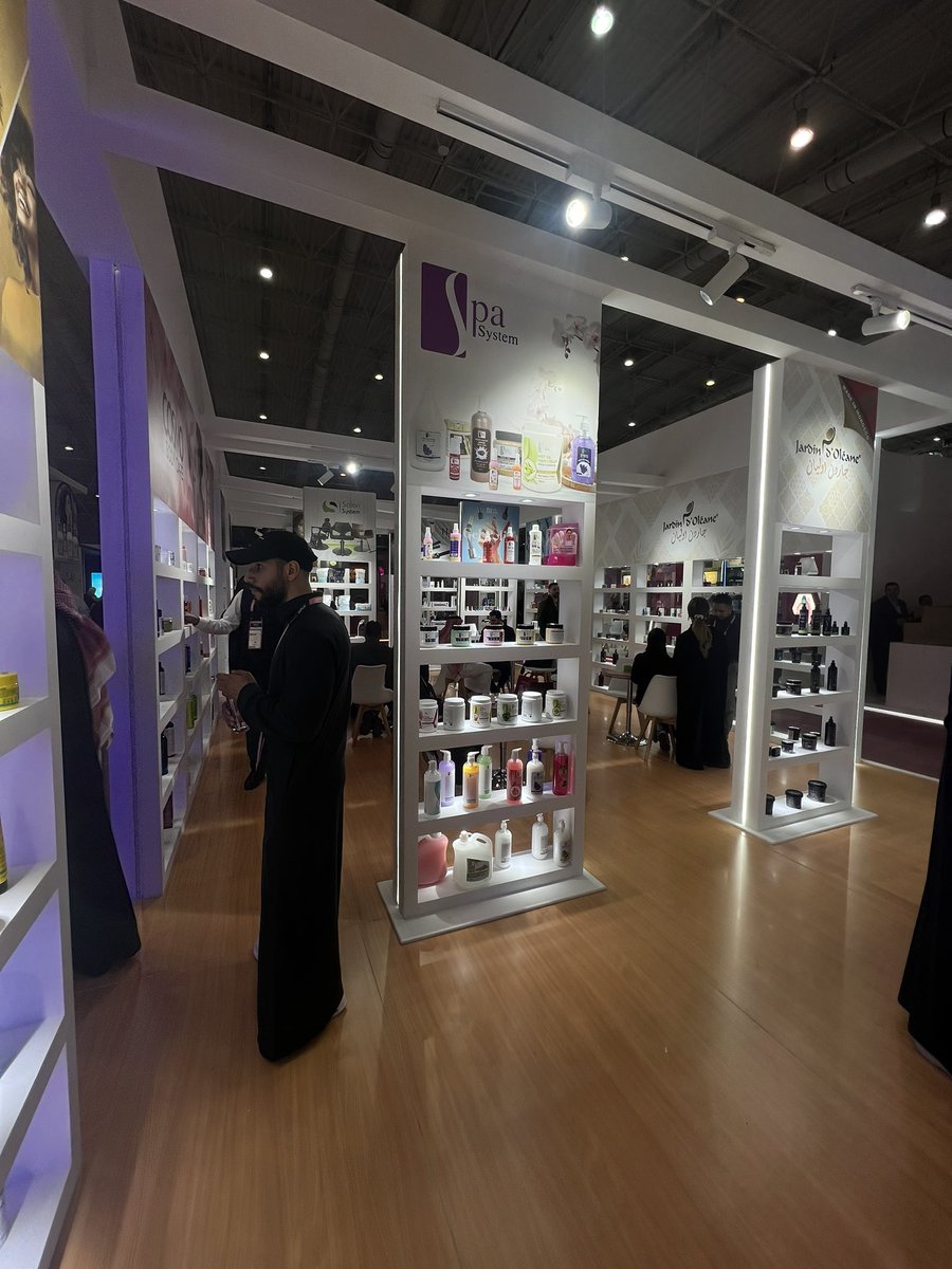 Alnowaiiser's tweet image. للسنة الثانية على التوالي، سعدت  بتمثيل أرامكس للتكريم من قبل "شركة دار الأميرات" وذلك لإدارتي حساب المنشأة متمنياً لهم المزيد من النجاح والازدهار  
@Aramex_KSA @daralamiratsa