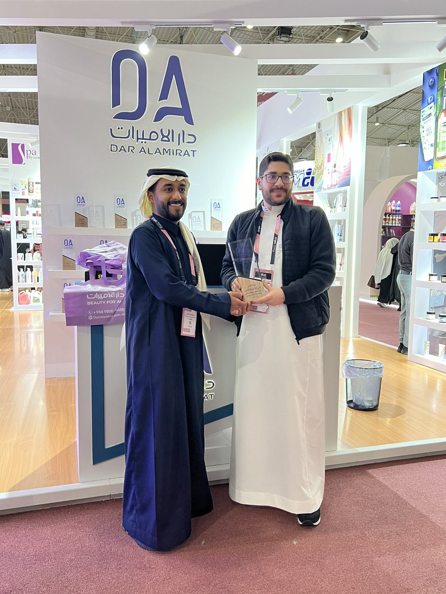 Alnowaiiser's tweet image. للسنة الثانية على التوالي، سعدت  بتمثيل أرامكس للتكريم من قبل "شركة دار الأميرات" وذلك لإدارتي حساب المنشأة متمنياً لهم المزيد من النجاح والازدهار  
@Aramex_KSA @daralamiratsa