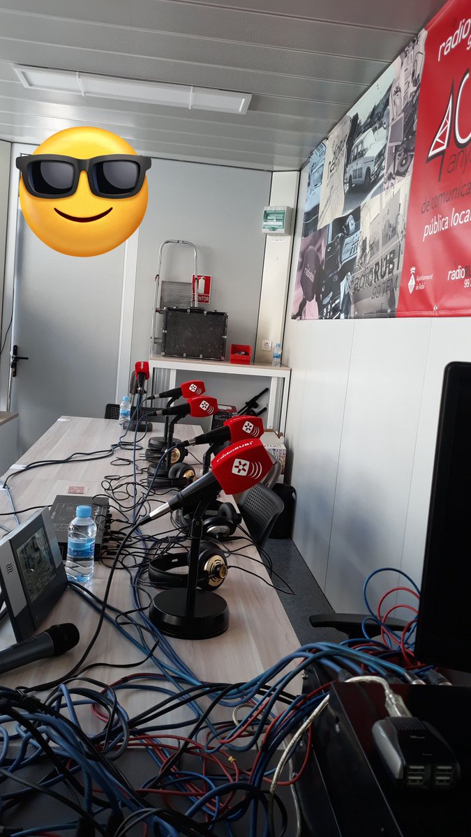 Amics de <a href="/radiorubicat/">Ràdio Rubí</a> Que sigui un bon #DiaDeLaRadio La foto és de la meva darrera festa de ràdio a #rubicity Aprofiteu els micros per continuar amb la vostra increïble feina. Salut i ràdio!