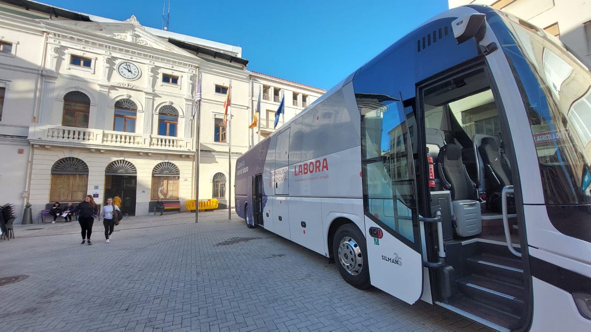 GVAlabora's tweet photo. Vos deixem unes📸del #busdelabora🚌al seu pas per:
🏘️#TavernesdelaValldigna
🏘️#Soneja
💯Accedeix a #orientaciólaboral, #ofertes💼, assessorament per a la creació de #currículums, suport en la cerca de #treball🫱🏼🫲🏻
🚶🏻Vine sense cita prèvia!
⏰10h a 18h.
🚏I demà: Viver
#SomLabora https://t.co/OGyRG5xxqu