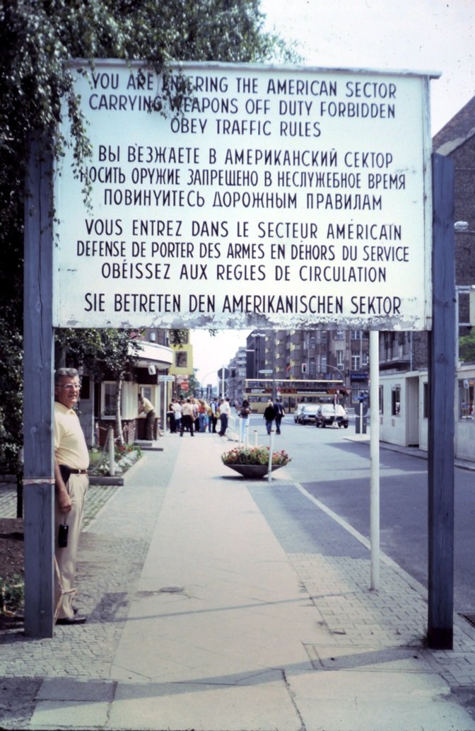 Checkpoint Charlie sign, July 1981.

#ColdWar #history #twitterstorians #EastBerlin #WestBerlin #TuesdayFeeling 
CC BY-SA 4.0