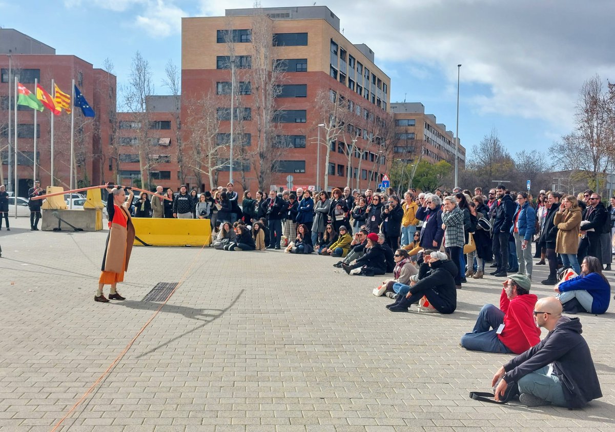 Continua el matí a l'#EspaideCarrer2024 #Viladecans!

📌Du’K’tO – A rienda suelta: llenguatge acrobàtic, dansat i en clau d’humor

📌Pau Palaus – Embolic: el riure i el joc, eines + útils per desenredar nusos

📌La Corcoles – H: Vals a dos amb un element essencial, el “balancier”