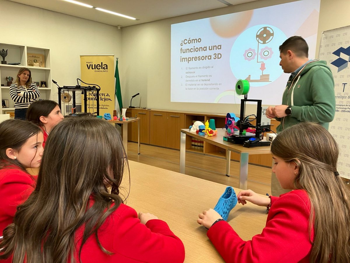 👩🔬 #DiadeLaMujeryLaNiñaEnLaCiencia junto a <a href="/FundacionPTS/">Fundación PTS (Parque Tecnológico de la Salud)</a> . 🎯 Objetivo: despertar el talento STEAM de las niñas, saber más de científicas e ingenieras ¡Y tocar tecnología! Taller de #Impresión3D para que diseñen y den forma a lo que imaginen.

📍 #Creatividad #CanteraSTEAM