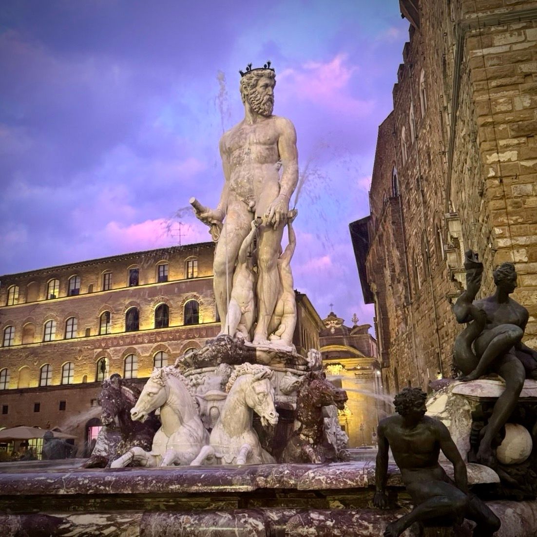 Twilight serenade by Neptune himself! 🌌🔱 Bathed in the dreamy hues of dusk, this regal fountain in Florence whispers tales of myth and marble. Who needs a time machine when history stands eternal in the heart of Italy? #SculptureSaturday #TwilightTales #picturewham