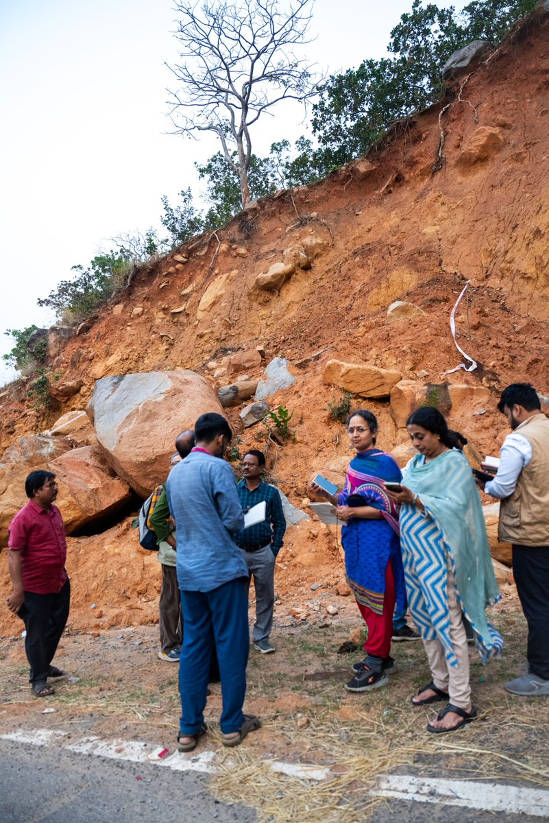 #ResilientOdisha #OdishaCares Government will set up Landslide Early Warning System in Gajapati dist with technical support @AMRITAedu . A team visited vulnerable areas, and interacted with Chief Secretary @PradeepJenaIAS & ACS, Disaster Management and MD OSDMA @satyabrata1967