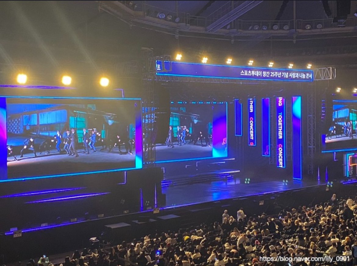 lizn_ive's tweet photo. 나도 핸볼 가봤지만 2층 시제석도 잘보이는 생각보다 아담한곳이라.. 막콘도 일단 통로석으로 잡아놨는데 1층 접으면 완전 더 가까울것 같구 기대된다..🙌 어디든 잘보일듯 가는게 위너!! https://t.co/czDlPo01rA
