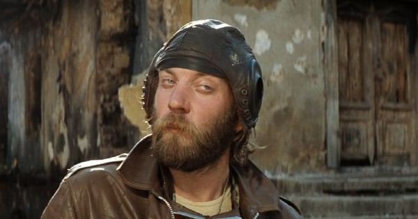 Sisyphus_Jones's tweet image. #DonaldSutherland became seriously ill during filming of #kellysheros,  on-location in #Yugoslavia. His wife received a telegram telling her to come immediately but warning her that he would probably be #dead before she arrived.

Learn more
ultimateproductiontutorial.com/kellys-heros/