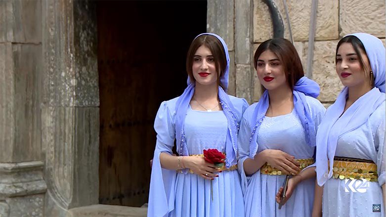 Qizlar egilib turishadi