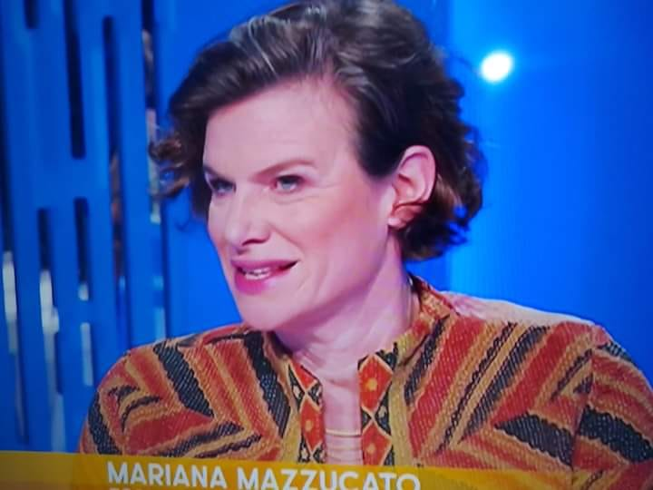Chapeau prof. Mazzucato.
Giuliana Calmanti :
<<Mariana Mazzucato, economista americana e docente alla University College London, stasera a Otto e mezzo ha detto una cosa, secondo me, deflagrante, che è stata fatta passare in sordina dai presenti. Ha fatto notare come giornalisti