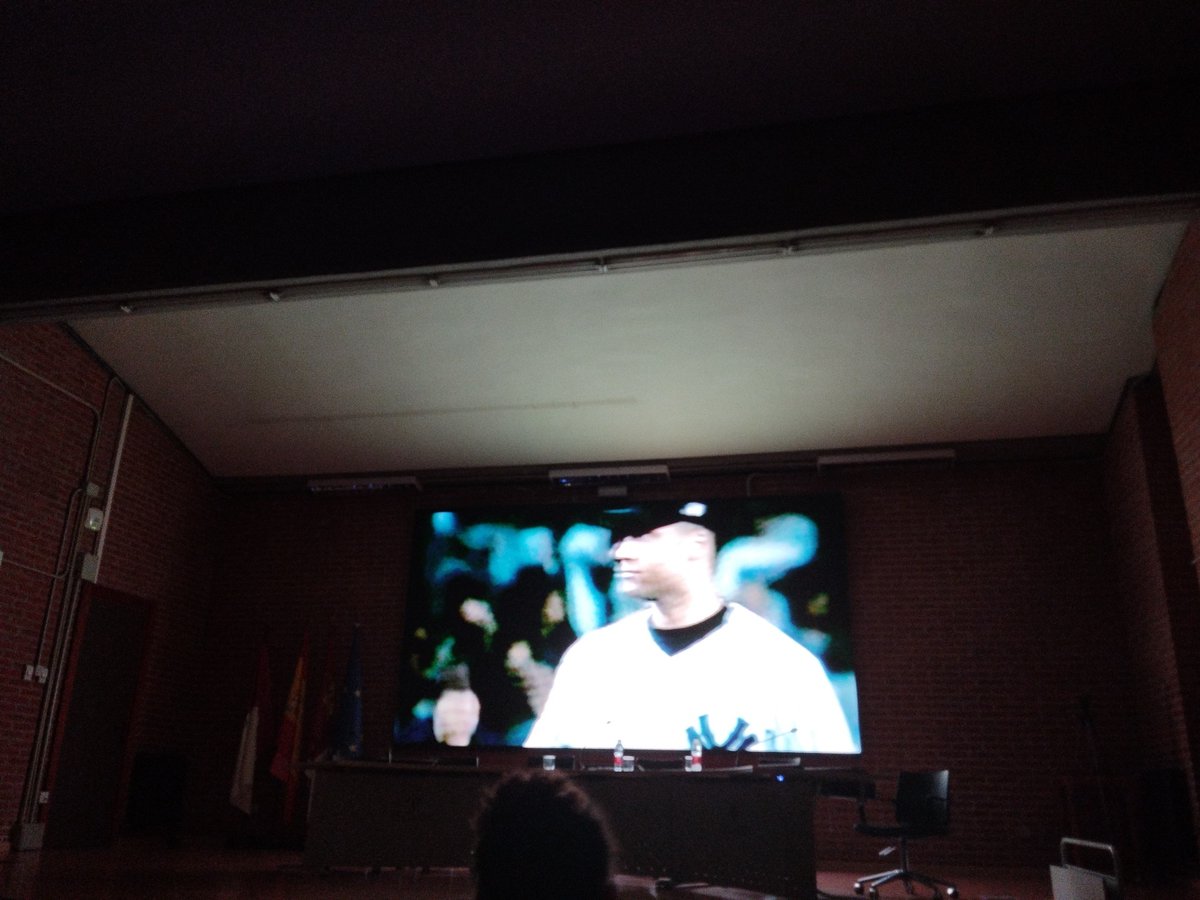 La importancia de los datos, y la necesidad de tomar decisiones en base a ellos es lo que resalta @jandicoberry en la presentación de #MoneyBall ¡Seamos amigos de la IA! 
<a href="/ftaadcee_ab/">Facultad de Ciencias Económicas y Empresariales AB</a> <a href="/dafcee_ab/">Delegación de Alumnos FCEE AB</a> <a href="/uclm_es/">Universidad de Castilla-La Mancha</a>