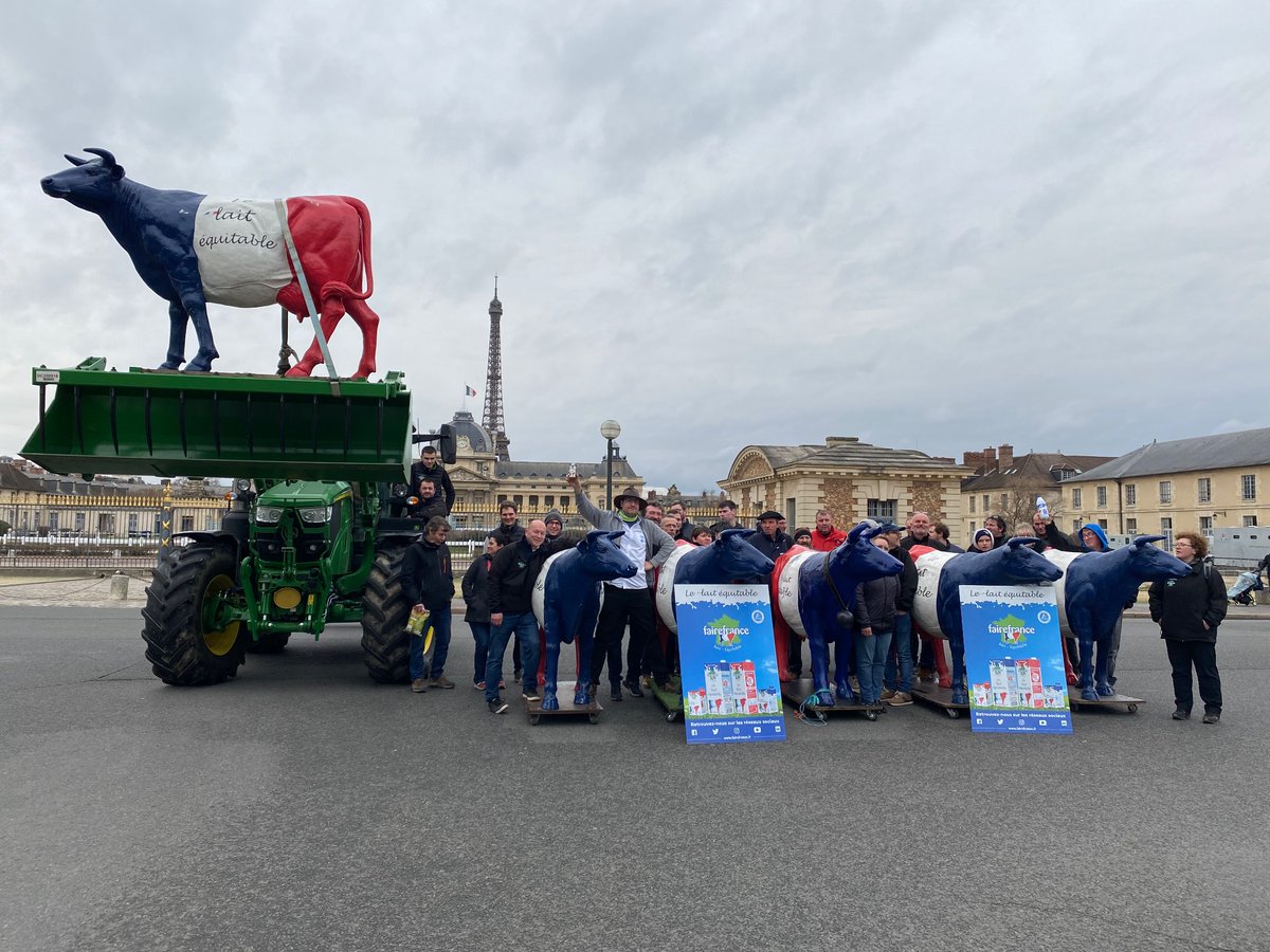 LEleveurlaitier's tweet photo. A l’appelle de #Apli de #EMB et de #FaireFrance, ils sont venus de loin faire entendre la voix des producteurs de lait à Paris, où les médias étaient au rendez-vous. https://t.co/jcLNOYbVOy