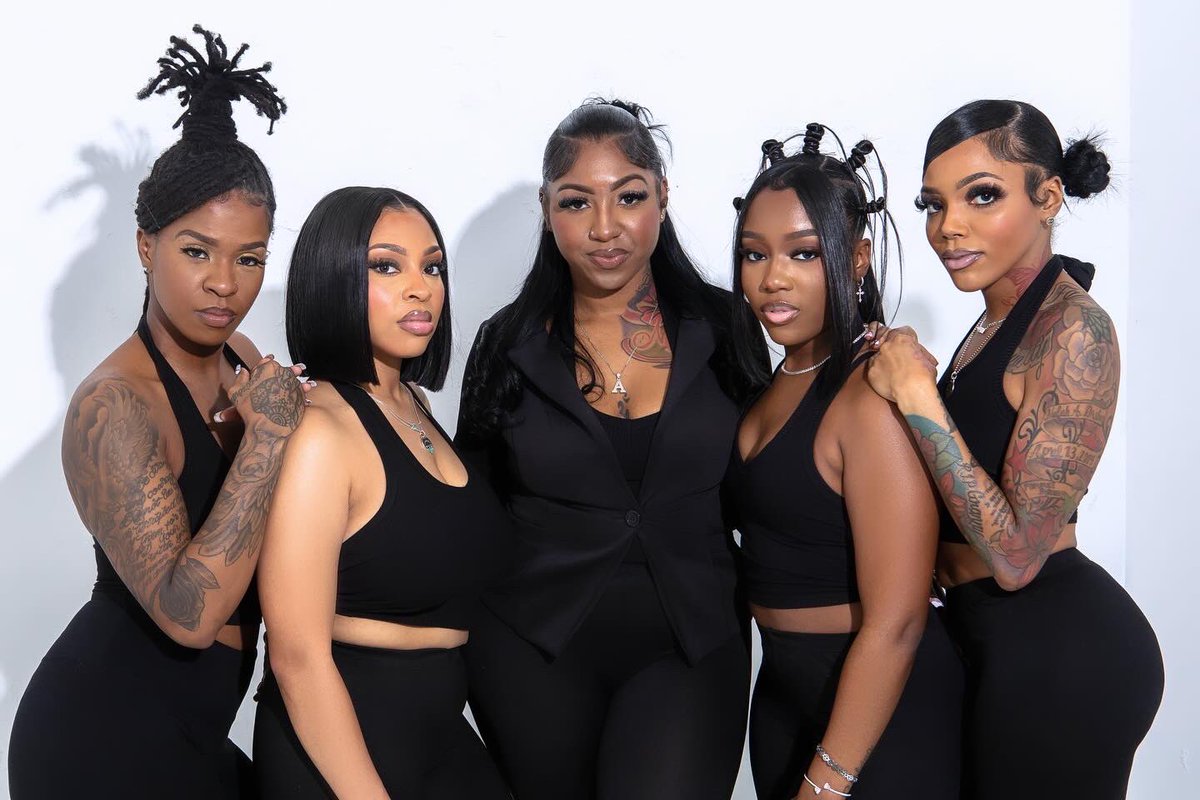 BeautifulAmbs_'s tweet photo. I did my first hair shoot and is “yall booking or looking” is all I’m saying 🥰 hair and makeup by me 🖤🖤🖤
Muah 😘 book an appointment 
⬇️⬇️⬇️⬇️⬇️⬇️⬇️
https://t.co/IW80A59lm1 https://t.co/xdSeozQuTs
