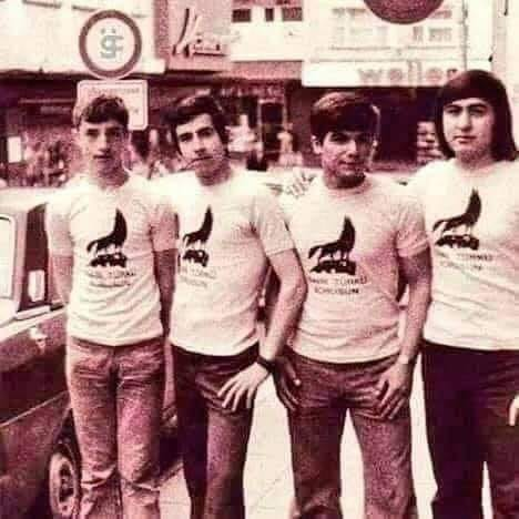 Uzaktan_Gelen__'s tweet photo. ÜLKÜCÜLÜK  ( Ferdi Kale )

İlk başta Ülkücülük böyleydi...
Sonra Tanrı, Allah oldu...

Bozkurt'un etrafına sarılan hilal daha önemli oldu..

Atsız terk edildi, Ötüken dergisi yasaklandı.

"Tanrı Türkü Korusun" yerine "Kanımız Aksa da zafer İslamın" denilir oldu...

Arvasi ve sonra da Necip Fazıl esas alındı ve... En sonunda da biri "Kara propaganda yapıyorlar bana Atatürkçü diyorlar" dedi...

İşte ülkemin ülkücü gençleri, ülkücüleri böyle böyle iğdiş edildi.

Türklük, milliyetcilik ayaklar altına alındı ve bunu yapanlarla kanka olundu ittifaklar yapıldı.
Şimdi ne Ülkü kaldı ne Atatürk...

Türk-İslam Sentezi, bir emperyal projedir.

Gelinen nokta, "Özür dilerim. Ben Türk'üm" ironisi dir.
1980 ihtilalinden sonra değişti her şey, sağ sol bitirildi, siyasal islamcılık körüklendi.

Malesef daha eski bu değişiklik.

Değişiklikten sonraki patlama yani uygulanma noktası 1980 ve sonrasıdır...

Ve milliyetçilik ayaklarımın altında dendi ve milliyetçi partiler dut yemiş bülbül gibi izledi.

Türkler 2. Sınıf insan gibi, konuşurken 2 kere düşündü.

Kendi ülkesinde neye uğradığını şaşırdı. Hedefimiz Osmanlı denildi.

Zaten Osmanlıda da böyle değil miydi?