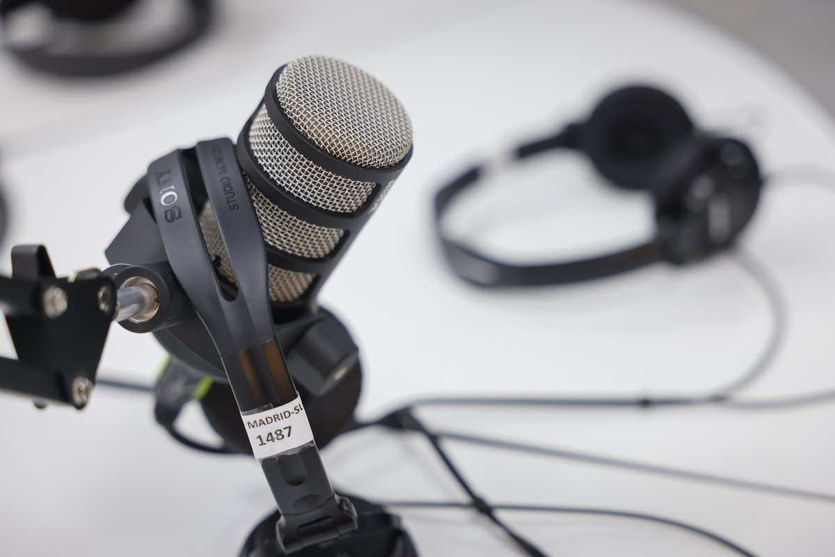 ComunidadMadrid's tweet photo. 📻 La Comunidad de Madrid comienza a implantar la red de radios escolares ‘Voces del Aula’ en 120 colegios e institutos.

🎙️ Permitirá a los alumnos desarrollar su creatividad y habilidades en este medio.

#DiaMundialDeLaRadio

+Info: https://t.co/7RnPN8AfkE https://t.co/mrN46jBAn6