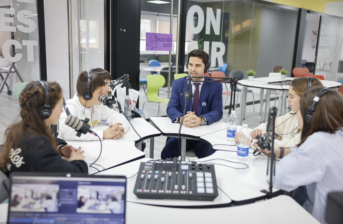 ComunidadMadrid's tweet photo. 📻 La Comunidad de Madrid comienza a implantar la red de radios escolares ‘Voces del Aula’ en 120 colegios e institutos.

🎙️ Permitirá a los alumnos desarrollar su creatividad y habilidades en este medio.

#DiaMundialDeLaRadio

+Info: https://t.co/7RnPN8AfkE https://t.co/mrN46jBAn6