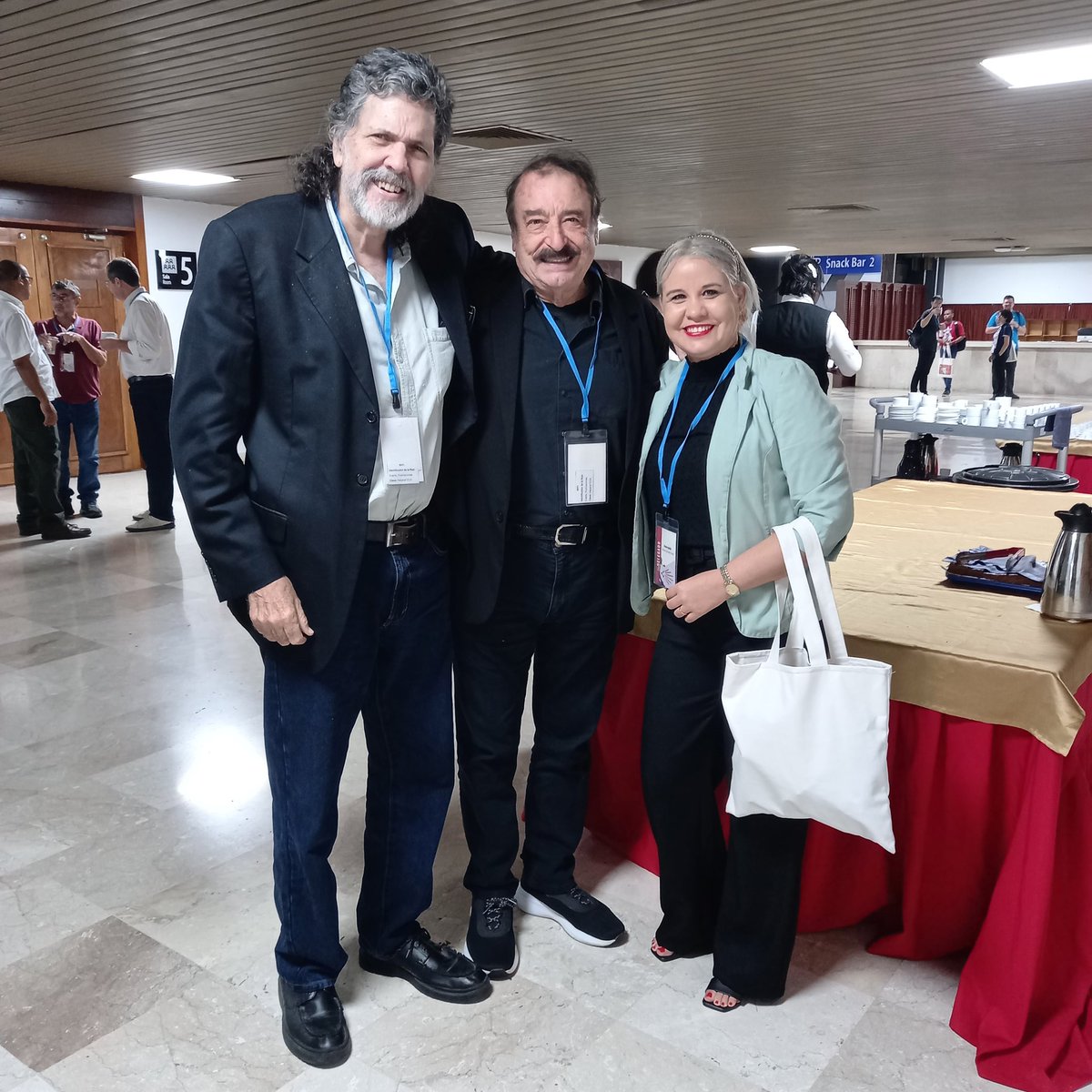 En el Encuentro de Publicaciones de Izquierda, con mi hermano Ignacio Ramonet y su compañera y musa Sandra, brillante editora pinareña. Siempre es una gran alegría reencuentrarse con personas tan leales y luminosas. Un abrazo muy fuerte.