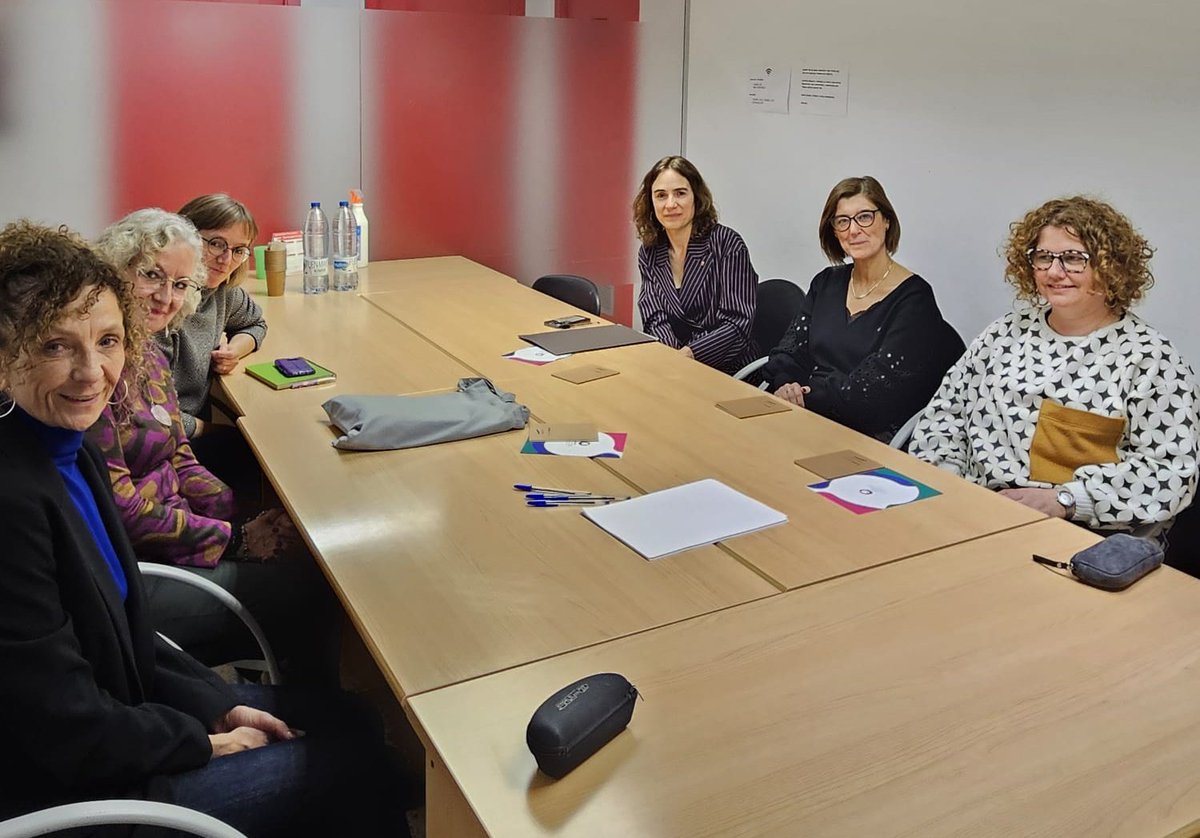 🤝La consellera <a href="/gemmaubasart/">gemma ubasart</a> i la directora <a href="/immabarral/">Imma Barral</a> s'han reunit amb representants de @ACDMA4. El Departament treballa en la redacció del Pla Nacional de Mediació i Gestió Adequada de Conflictes i és imprescindible escoltar les veus dels actors implicats.