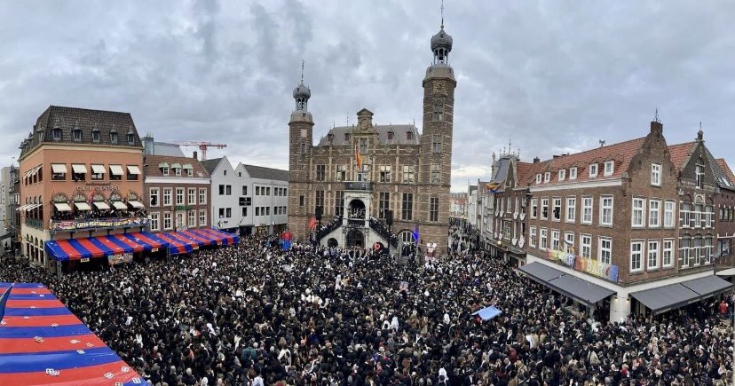 maasje70's tweet photo. Uniek in Nederland: de Venlose ‘boërebroëlof’, ieder jaar op de dinsdag van vastelaovend, sinds 1938. #venlo #boerebroelof #jocus #vastelaovend #Carnaval2024 #carnaval #limburg https://t.co/cTwlYEFERm