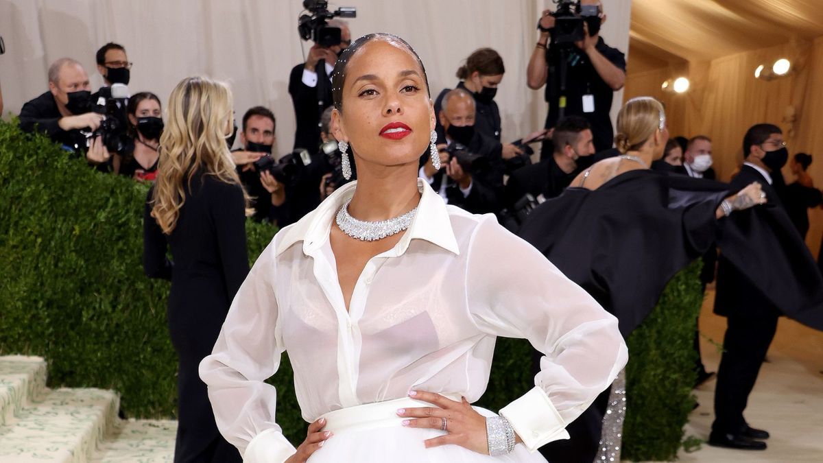 homesandgardens's tweet photo. Alicia Keys' living room is a masterclass in decorating with art – and her technique is easily replicable https://t.co/QWyLB3KaNj https://t.co/hwp7OkGnAZ