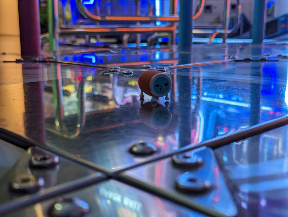 JUWUBEAT's tweet image. he's too small for DDR 😭