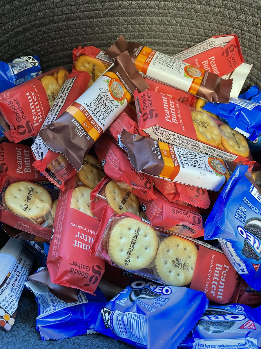 prof_judy's tweet photo. Snacks for students.  @BelieveStudents @compton_college https://t.co/nOKOA4RGCf