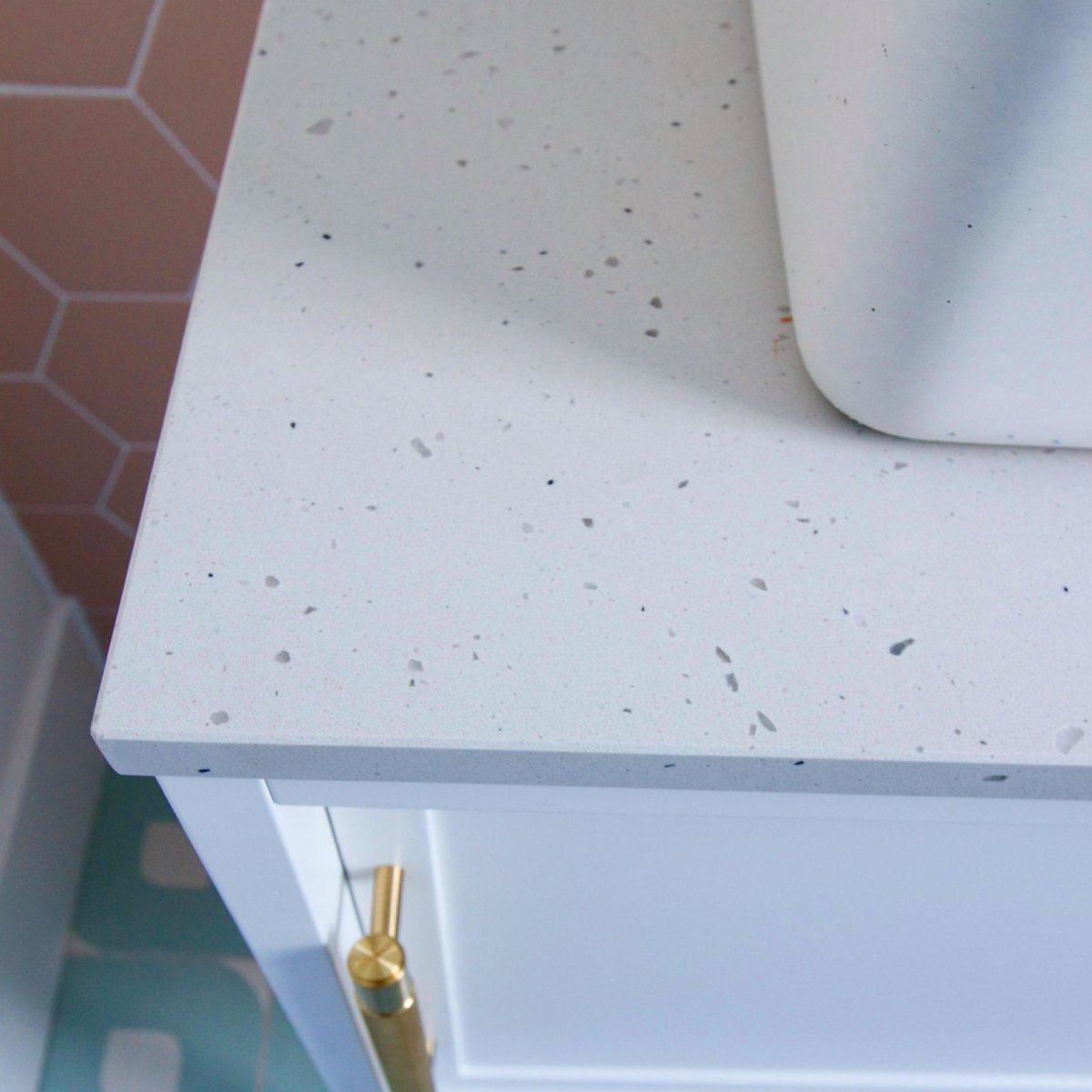 caesarstonemx's tweet photo. Este mes de #Febrero dale amor a tus espacios y #renueva tus cubiertas de baño con el modelo Frozen Terra 4601, un lienzo clásico de color neutro que alegrará tus espacios llenándolos de color y romanticismo.
#Design #Arquitectura #Decoracion #FrozenTerra #diseñointerior #pink https://t.co/eeFkiNNqNU
