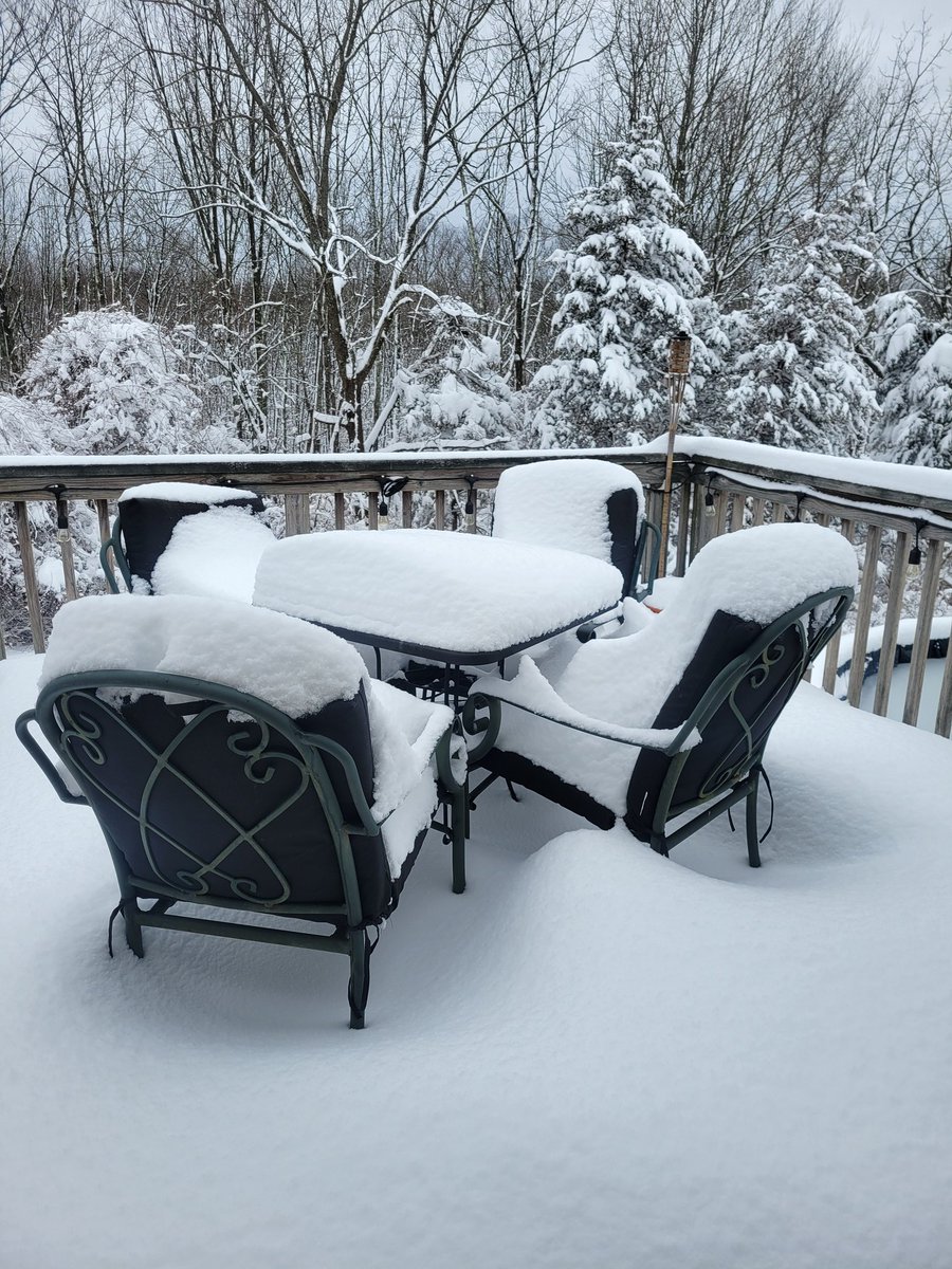 VIParis's tweet photo. Current work view...who wants to shovel? #NotParis #Snow #ThinkingParis https://t.co/1QRL5ogZBF