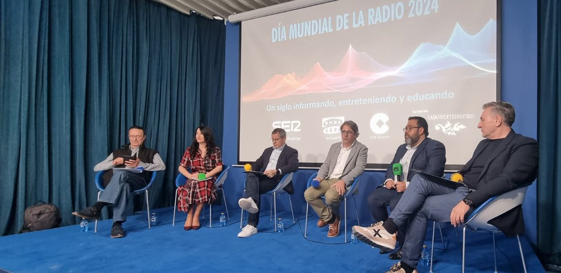 📷 Hoy #DiaMundialDeLaRadio hemos compartido un programa en directo desde #CasaMeditarreneo con las tres principales emisoras de Alicante. #COPEAlicante #OndaCeroAlicante y #RadioAlicanteCadenaSer nos han regalado un programa genial. <a href="/CocaColaEP_es/">Coca-Cola EP Iberia</a> felicidades a tod@s.