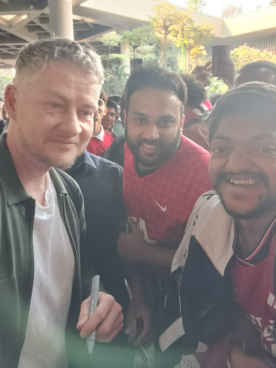 akshaymufc's tweet image. Feb 10, 2024 -  A DAY TO REMEMBER 🔴
Flew down to Mumbai hoping to meet 𝐎𝐥𝐞 🤩🛫
Moments later, I was having a chat with him & getting my @carras16 jersey signed 🥹🖋️
Thank you @TilakS710 & team for fulfilling the dreams of many 👏🏼❤️
@ManUtdHyderabad 
#mufc #OleInIndia