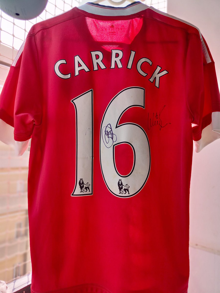 akshaymufc's tweet image. Feb 10, 2024 -  A DAY TO REMEMBER 🔴
Flew down to Mumbai hoping to meet 𝐎𝐥𝐞 🤩🛫
Moments later, I was having a chat with him & getting my @carras16 jersey signed 🥹🖋️
Thank you @TilakS710 & team for fulfilling the dreams of many 👏🏼❤️
@ManUtdHyderabad 
#mufc #OleInIndia