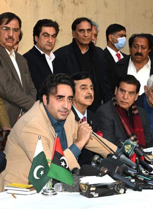 NaseerShaker1's tweet photo. انشاء ﷲ پاکستان پیپلز پارٹی اپنے لیئے نہیں بلکہ اس ملک کی خاطر یہ یقینی بنائے گی کہ حکومت سازی کا عمل مکمل ہو اور اس سے سیاسی استحکام قائم ہو۔
چیئرمین پاکستان پیپلز پارٹی بلاول بھٹو زرداری
@BBhuttoZardari @FaryalTalpurPk @QamarKairaPPP @LatifAkbarAJK https://t.co/9yw46bjq0V