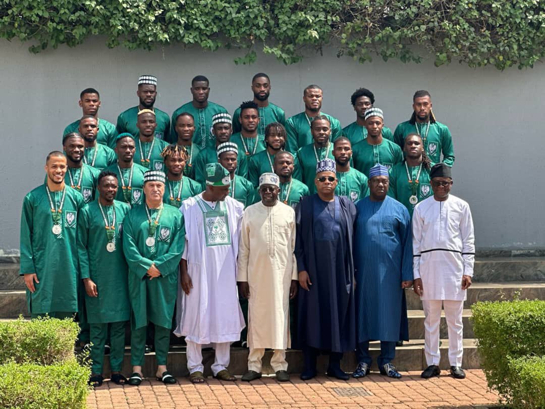 benjimk's tweet photo. Les joueurs de l’équipe nationale du Nigeria 🇳🇬 ont reçu chacun un terrain de terres, un appartement à Abuja et une médaille d’honneur national pour avoir atteint la finale de la #CAN23 https://t.co/JhMQrKY2V2