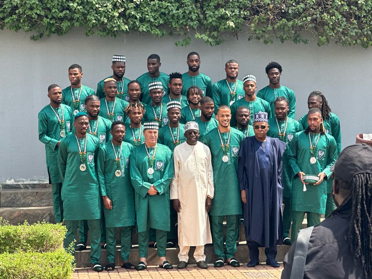 benjimk's tweet photo. Les joueurs de l’équipe nationale du Nigeria 🇳🇬 ont reçu chacun un terrain de terres, un appartement à Abuja et une médaille d’honneur national pour avoir atteint la finale de la #CAN23 https://t.co/JhMQrKY2V2