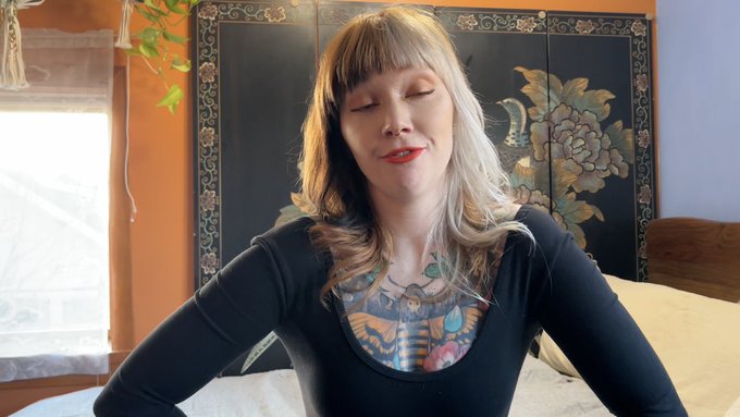 Raise your hand 🙋&zwj;♀️ if you never remember to take thumbnail photos for your videos, so your cover image