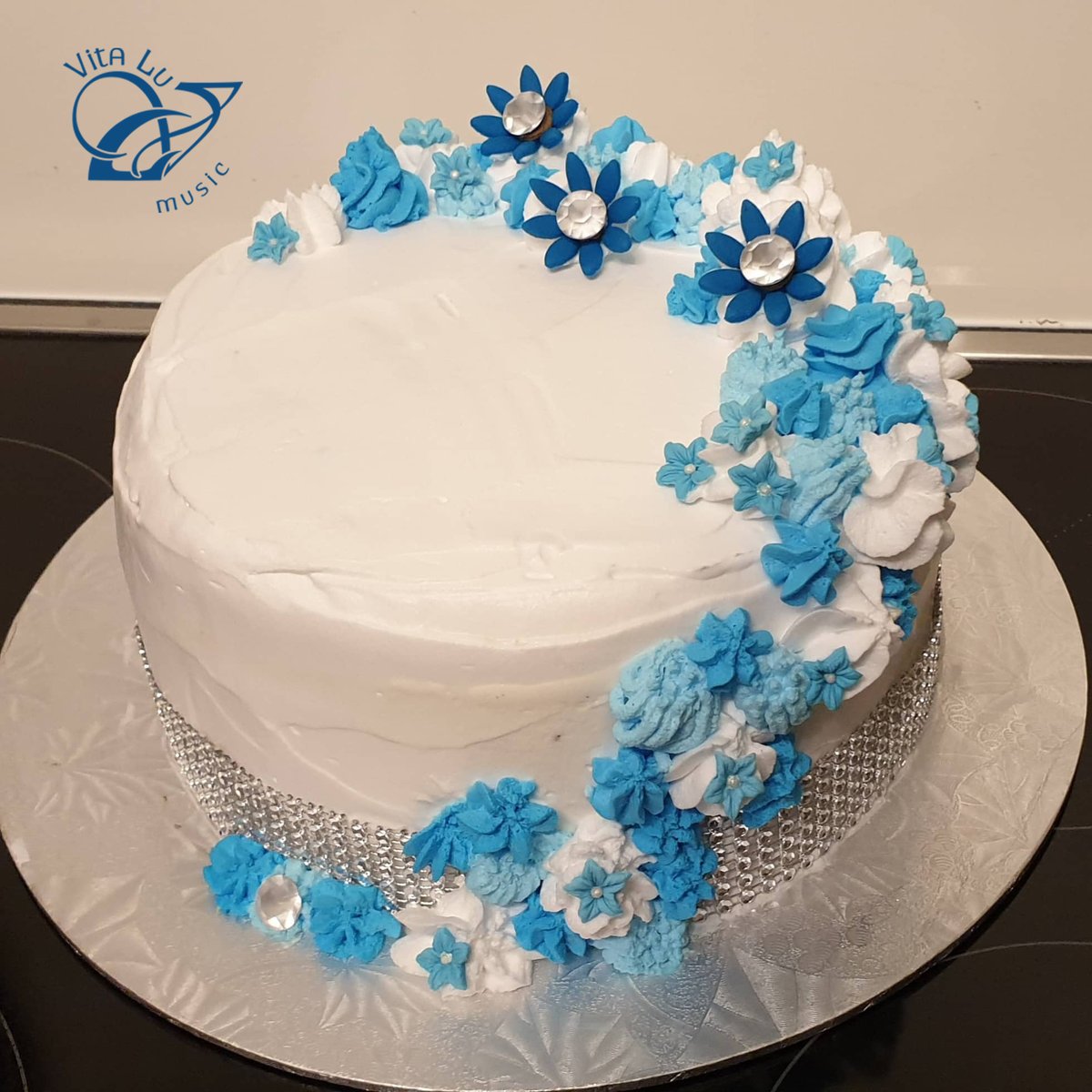 Is it time to eat cake yet?  🤣

#baking #cake #blueflowers #vitalumusic #creamcake #diamond