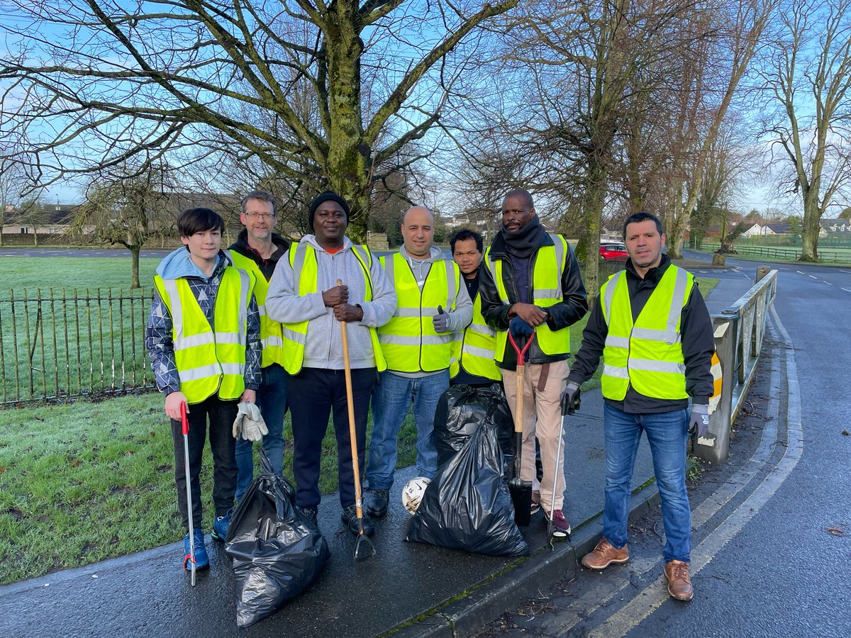 TTNewbridge's tweet photo. Two seperate groups active on saturday morning.

One group tackled necessary tree care tasks - stake &amp; tie removal;

Another group tackled #Litter - an ongoing problem in parts - so our Saturday #volunteers &amp; our #PickAPatch volunteers are busy engaging in @NationalSpringC  tasks https://t.co/fI6scCT84e