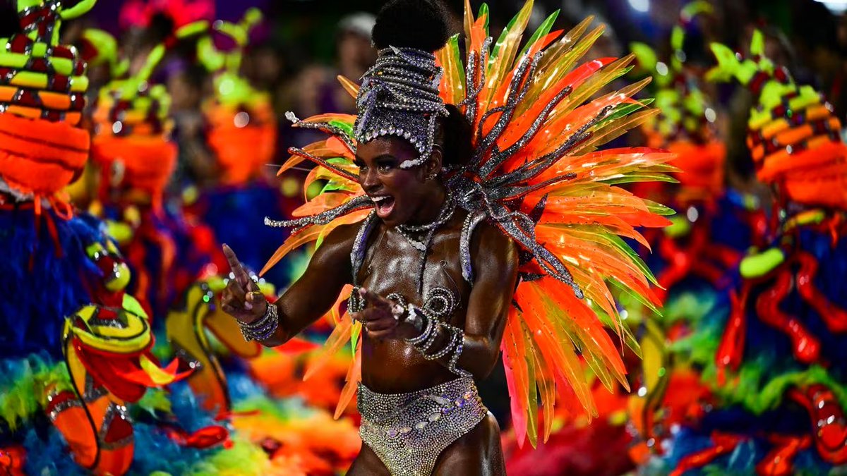 periodistan_'s tweet photo. Uno de los torneos más difíciles del mundo, con ascensos, descensos, mercado de pases, muchísimo dinero y una competencia terrible.

El carnaval de Río.
¿Eh? https://t.co/TKntKJO4RU
