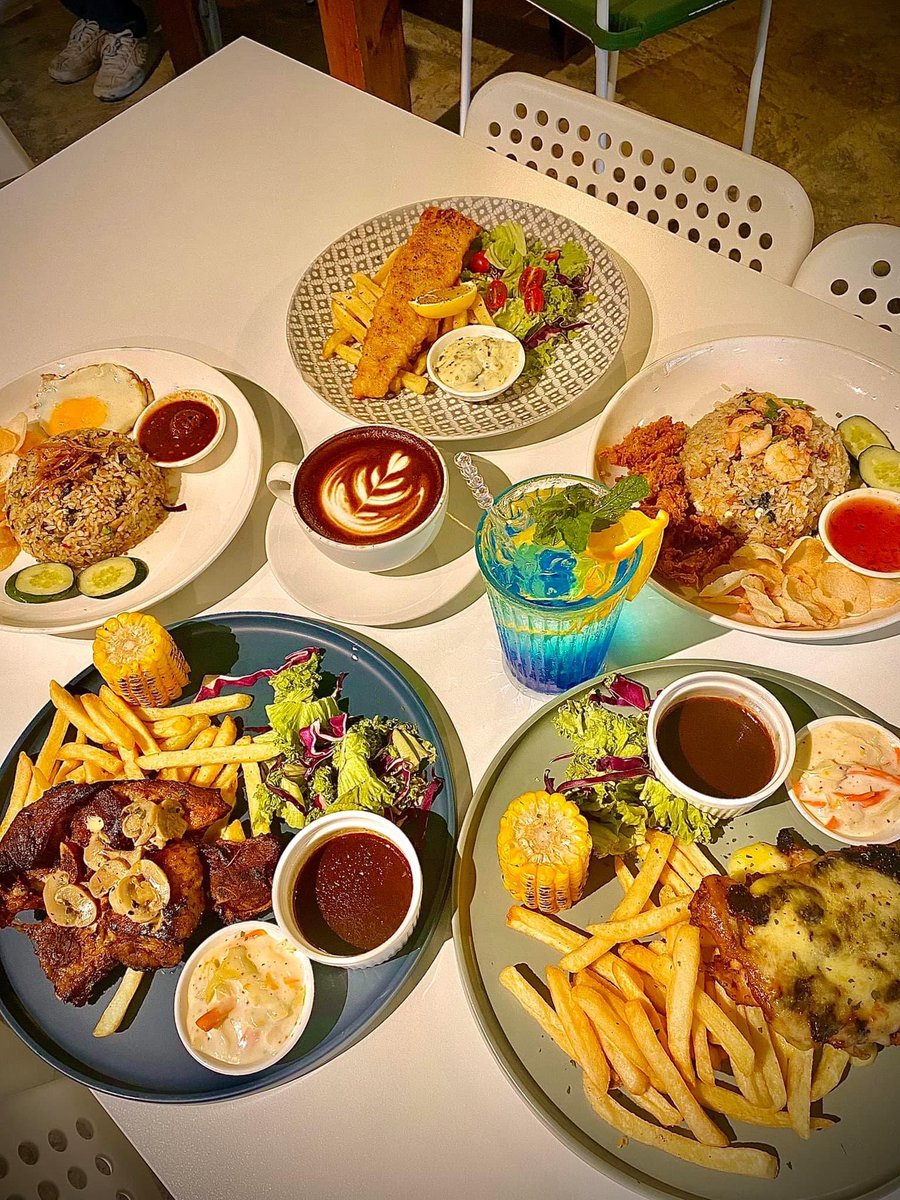SenawangTV's tweet photo. PORT WESTERN &amp; DESSERT BEST DI SENAWANG

Dah tak tahu mana nak cari port western best. Jom waghih try di Kak Ngah Cafe, Lavender Height.

✅Crispy Chicken Chop
✅Buttermilk Pasta
✅Chicken Grill Mexi
✅Sirloin Steak

📍Kak Ngah’s Little Cafe, Lavender Height
⏰4:00 PM - 11:00 PM https://t.co/7yQApaR3RR