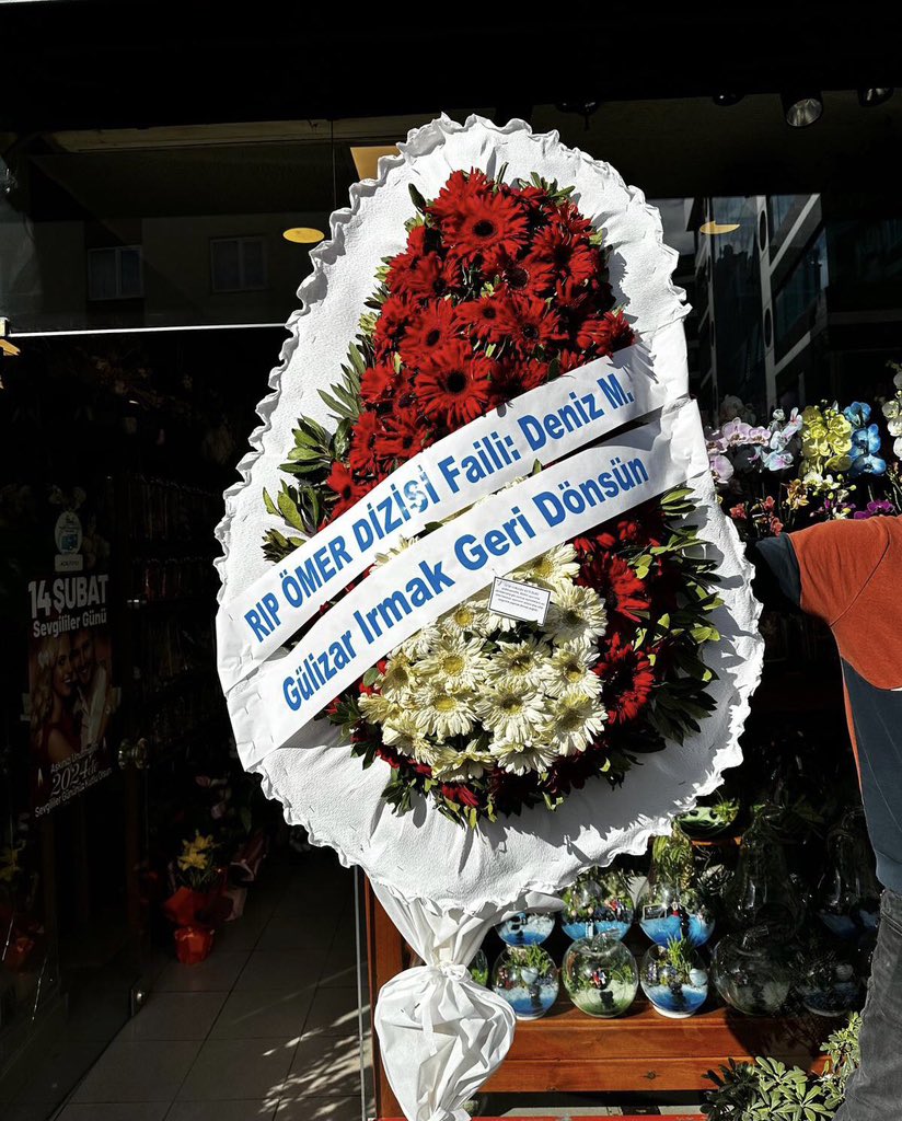 #Ömer dizisi fanları sete çelenk göndermiş.