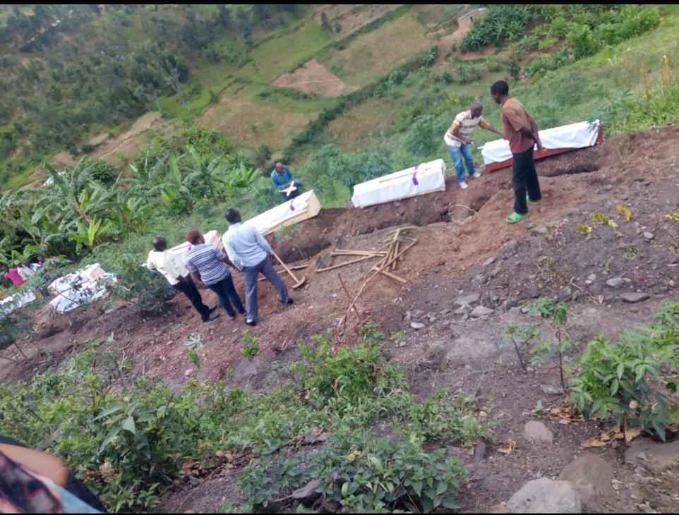 LeSondage_RDC's tweet photo. #RDC🇨🇩 Le peuple congolais sympathise avec les familles rwandaises qui enterrent leurs morts jour et nuit à cause de ce dictateur sanguinaire #Kagame dans sa folle guerre à l'Est du Congo.

Le peuple rwandais sera bientôt libéré. 
@Presidence_RDC https://t.co/80DmbsUVbw