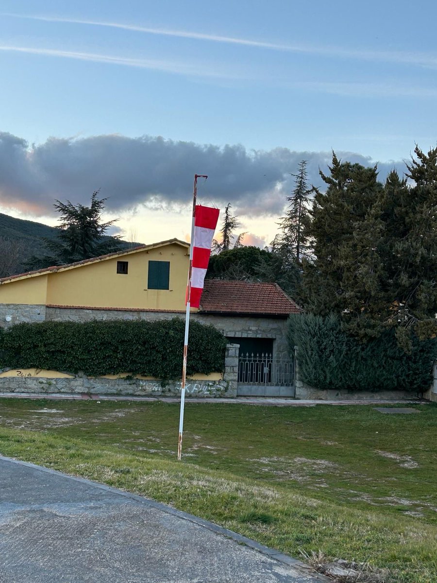 Moralzarzal's tweet image. La Concejalía de Redes y Servicios de #Moralzarzal ha realizado actuaciones de adecuación del #helipuerto de nuestra #localidad. Se ha repintado y restablecimiento de la #baliza.