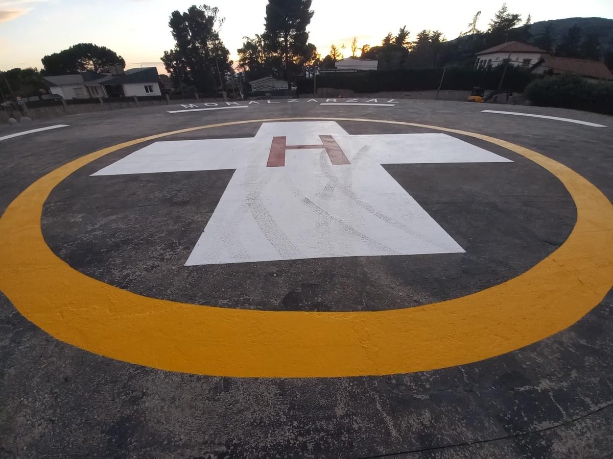 Moralzarzal's tweet image. La Concejalía de Redes y Servicios de #Moralzarzal ha realizado actuaciones de adecuación del #helipuerto de nuestra #localidad. Se ha repintado y restablecimiento de la #baliza.
