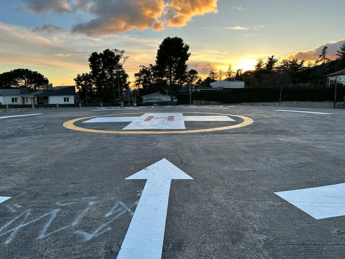 Moralzarzal's tweet image. La Concejalía de Redes y Servicios de #Moralzarzal ha realizado actuaciones de adecuación del #helipuerto de nuestra #localidad. Se ha repintado y restablecimiento de la #baliza.